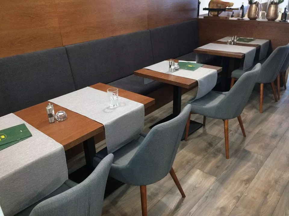 Sivé stoličky do reštaurácie