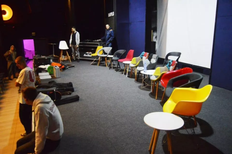 Hudobná akcia Roomfactory Babylon Bratislava stoličky