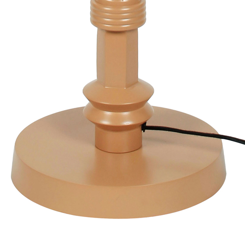 Stolná lampa má 250 cm dlhý kábel s vypínačom