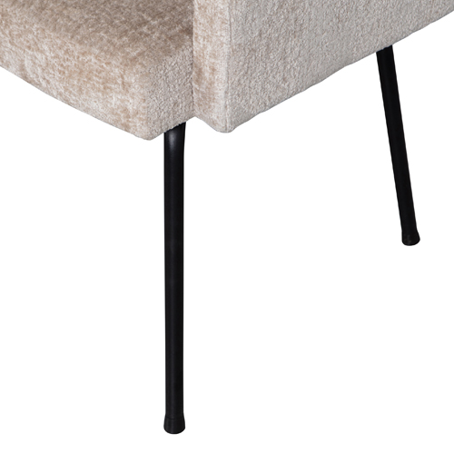 Základ jedálenskej stoličky je vyrobený z kovu s matným čiernym práškovým lakom