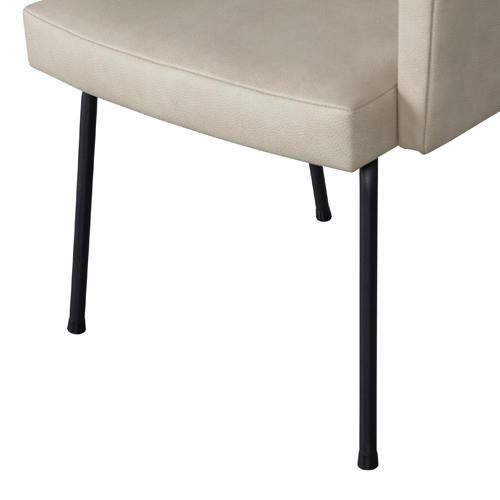 Základ jedálenskej stoličky je vyrobený z kovu s matnou čiernou farbou nanesenou práškovým lakovaním