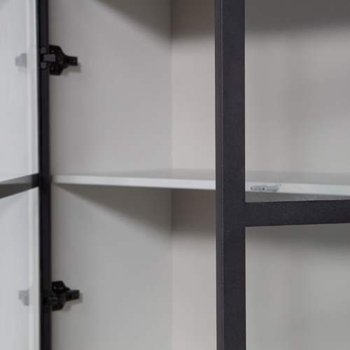Precízne spracované detaily dodávajú skrini  Basic eleganciu a využiteľnosť