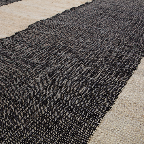 Vďaka použitiu juty je koberec veľmi tepelne priepustný a dá sa jednoducho položiť na vyhrievané
podlahy