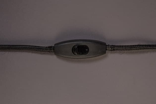 čierny textilný kábel s vypínačom