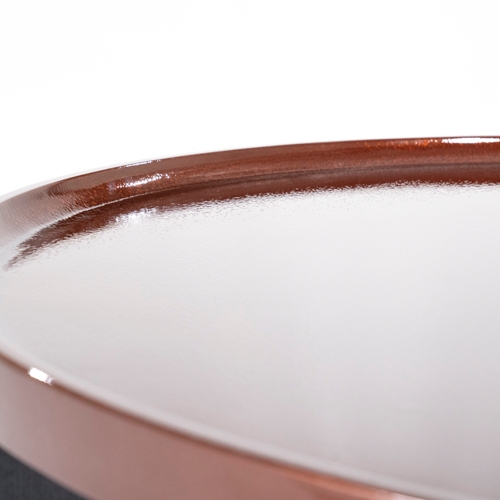 Vrchná časť z MDF s glazúrovanou/lakovanou úpravou a pevné drevené nohy zaručujú odolnosť a stabilitu