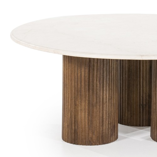 Mangové drevo dodáva teplo a elegantný kontrast k mramoru