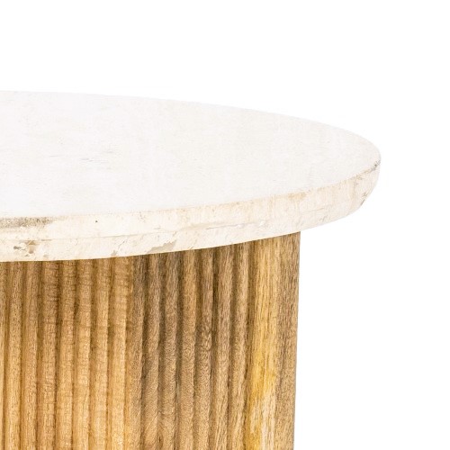 Materiálová hra – kontrast kameňa a dreva