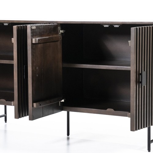 Štyri dvierka pre skrytý úložný priestor