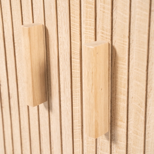 Výrazná štruktúra dreva na dvierkach