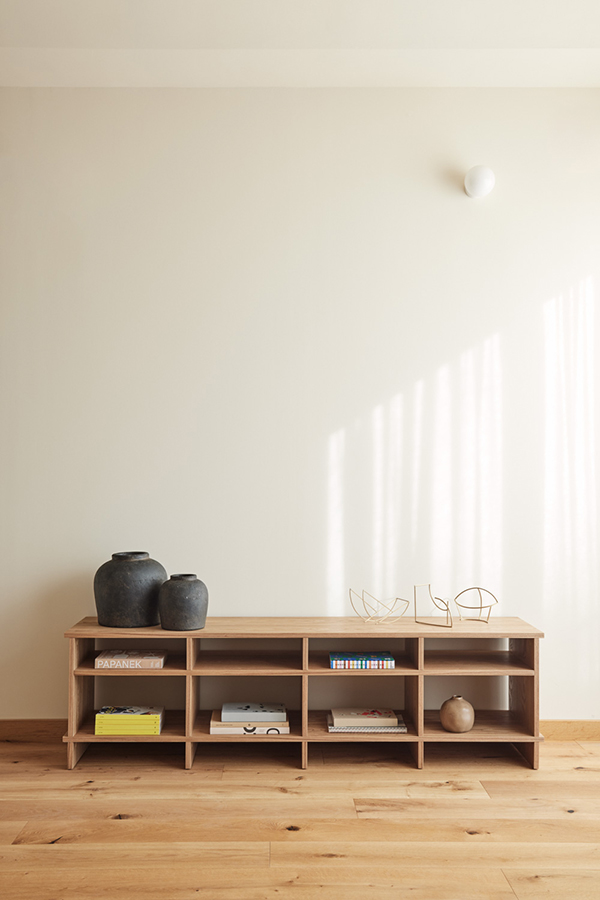 Teulat Inari drevená skrinka pod TV 4