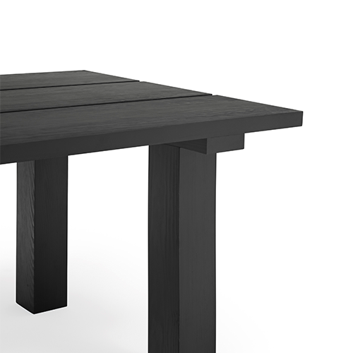 Štyri nohy z masívneho dreva zaisťujú stabilitu a dlhú životnosť výrobku