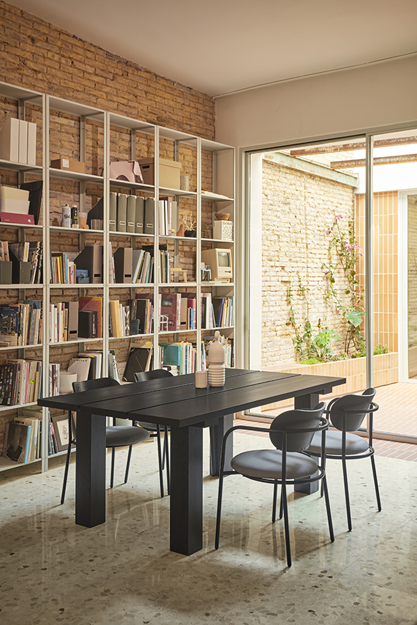 Teulat Banda drevený odkladací stolík 2