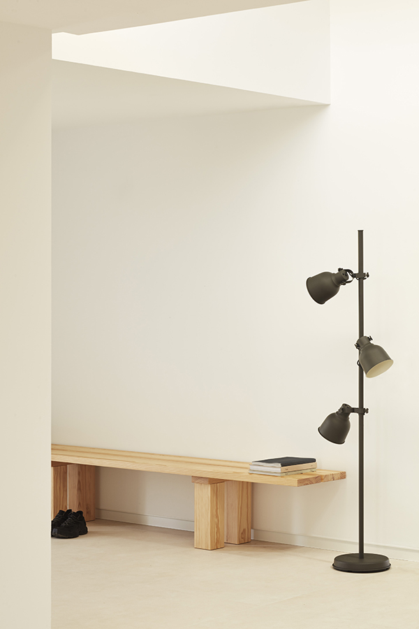 Teulat Banda drevený odkladací stolík 6