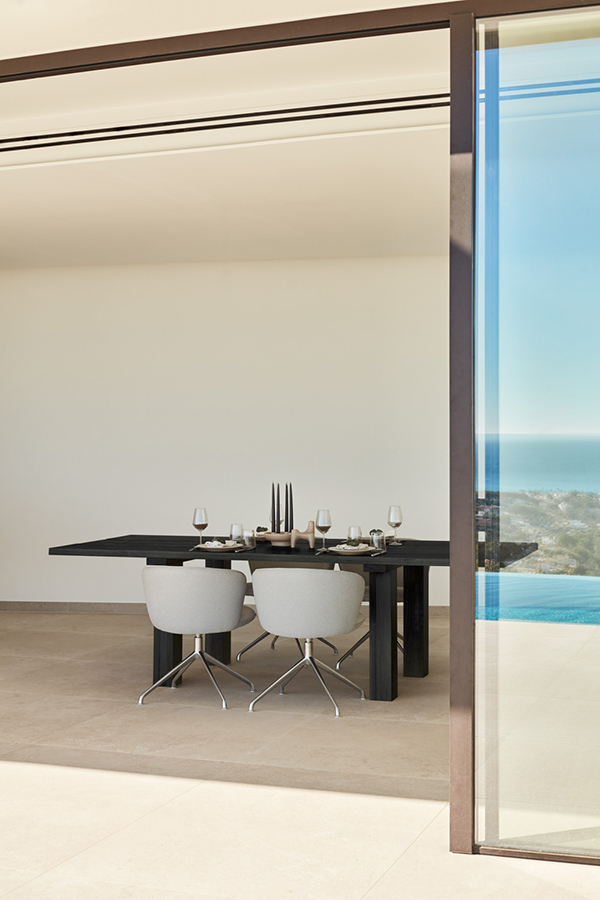 Teulat Banda drevený odkladací stolík 9