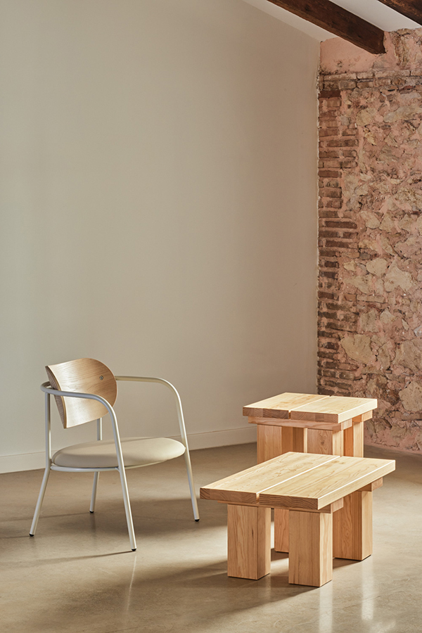 Teulat Banda drevený odkladací stolík 10