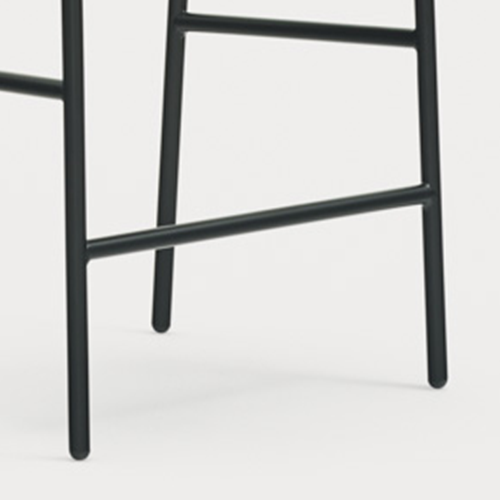 Pevná kovová podnož