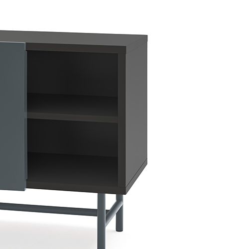 Vďaka vysokým nohám si stolík zachováva ľahkosť