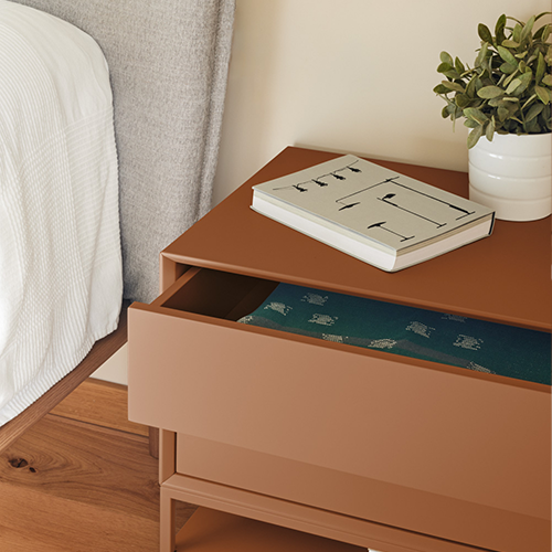 Ideálny spoločník do vašej spálne – decentný, praktický a štýlový