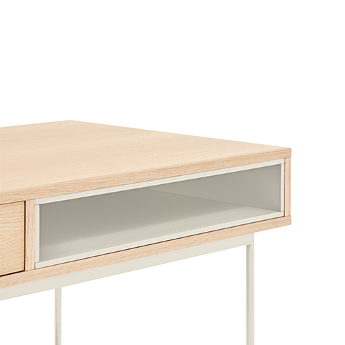 Praktická zásuvka a polička na odkladanie