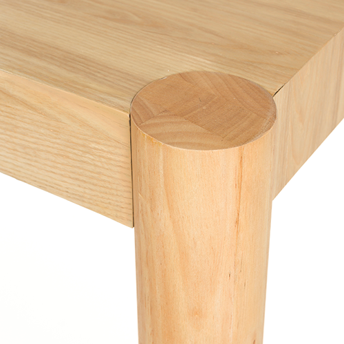 Minimalistický dizajn – čisté línie a zaoblené hrany dodávajú stolu moderný a elegantný vzhľad