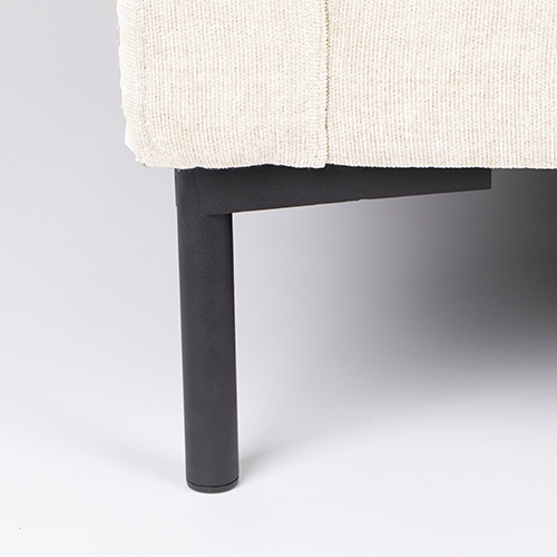 Elegantný kontrast – svetlý poťah z jemnej tkaniny krásne vynikne na čiernych kovových nohách