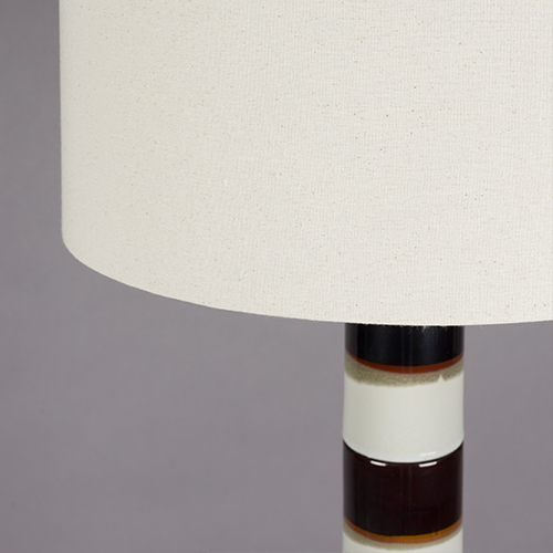 S bavlneným tienidlom, ktoré rozptyľuje teplé svetlo