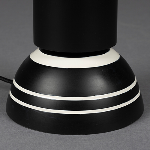 Lampa zaujme štýlovým kontrastom čiernej a bielej farby, ktorý pôsobí moderne, sofistikovane a ľahko zapadne do rôznych interiérov