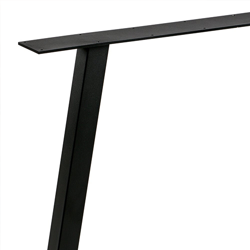 Rovné línie a hranatý tvar zapadnú do industriálneho aj moderného interiéru