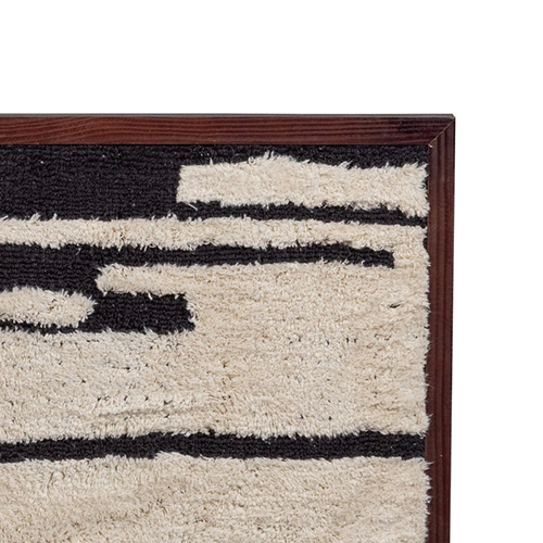 V prípade potreby umiestnite na zadnú stranu dreveného rámu malé plstené podložky, aby ste ochránili stenu