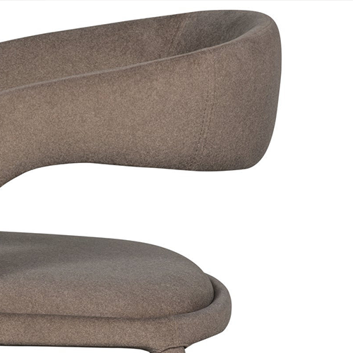 Ergonomicky tvarované operadlo s integrovanými podrúčkami