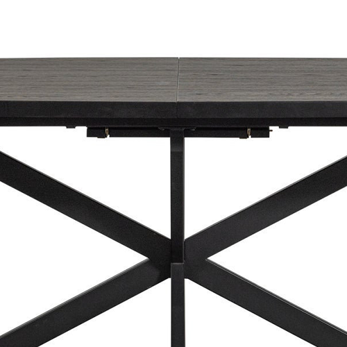 Centrálna podnož umožňuje voľný priestor pre nohy zo všetkých strán