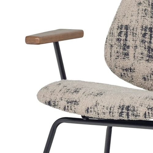 Lakťové opierky zakončené prírodným drevom prinášajú teplý kontrast a prémiový vizuálny akcent