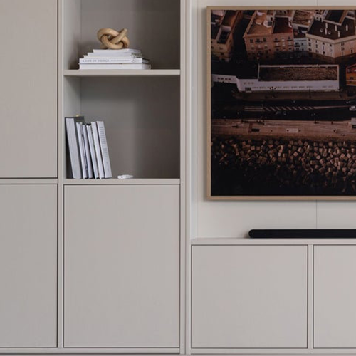 Kombinácia uzavretých dvierok a otvorených políc pre TV príslušenstvo, káble či dekorácie