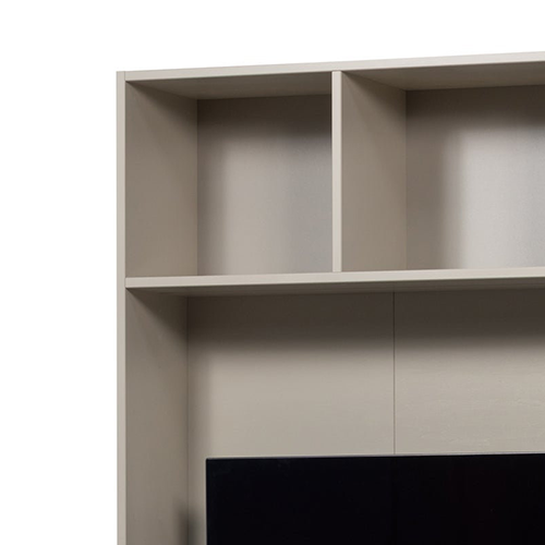 Jemná drevená textúra a moderné línie vytvárajú nadčasový stredobod obývačky.