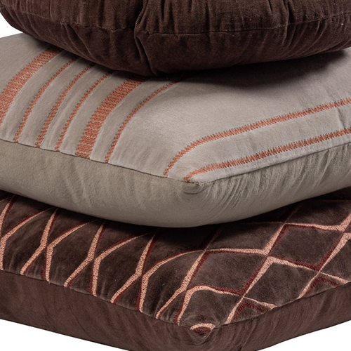 Kombinácia tmavohnedých a sivých tónov s jemnými akcentmi