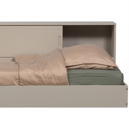 Rýchlo a jednoducho sa rozkladá z gauča na posteľ, čím poskytuje praktické riešenie pre spánok aj odpočinok