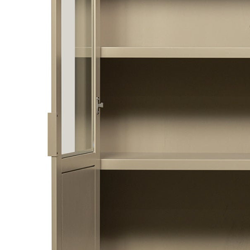 Premyslený interiér – poličky, ktoré organizujú, vystavujú a dávajú veciam dôstojné miesto