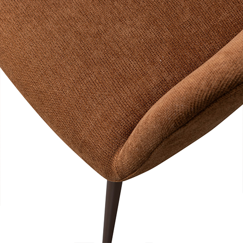 Jemná, rovnomerne tkaná polyesterová látka so subtílnymi farebnými nuansami pôsobí prirodzene