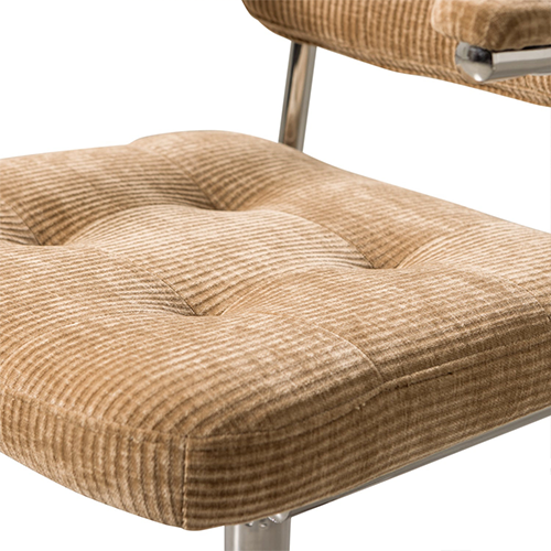 Textúra komfortu – žíhaná tkaná látka obklopuje telo mäkkosťou a teplom