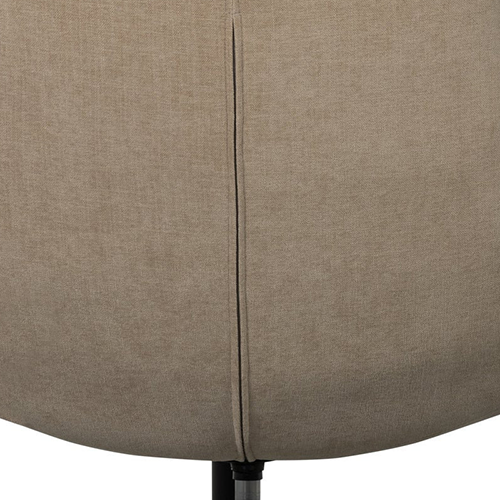 Tvar kresla jemne obklopuje telo a vytvára útulný dojem