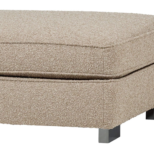 Mäkký bouclé poťah pozýva nohy natiahnuť a uvoľniť sa