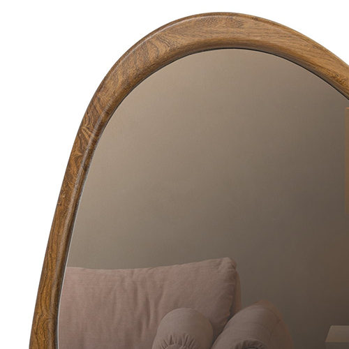 Čisté línie a jednoduchý rám zvýrazňujú samotný odraz