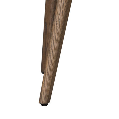 Nohy stoličky pôsobia ako dekoratívny prvok, ktorý priťahuje pohľady a dopĺňa celkový extravagantný dojem