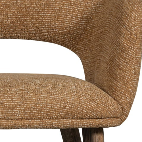 Starostlivo vybrané drevo a povrchové úpravy dodávajú pocit výnimočnosti