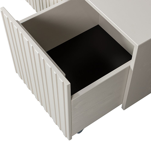 Dvojúrovňový nápad – poschodový dizajn premieňa obyčajnú lavicu na originálny interiérový prvok