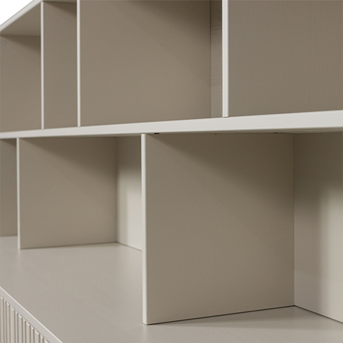 Hra drážok – reliéfne línie vytvárajú výraznú textúru a menia funkčný prvok na dizajnový akcent