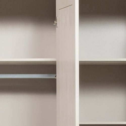 Priestranné police a šatník poskytujú dokonalý poriadok a komfort