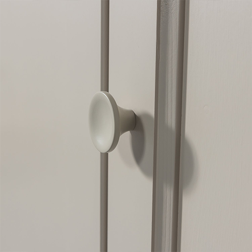 Úchytka nielen otvára skrinku, ale pridáva vizuálnu dynamiku a štýlový kontrast k drevu