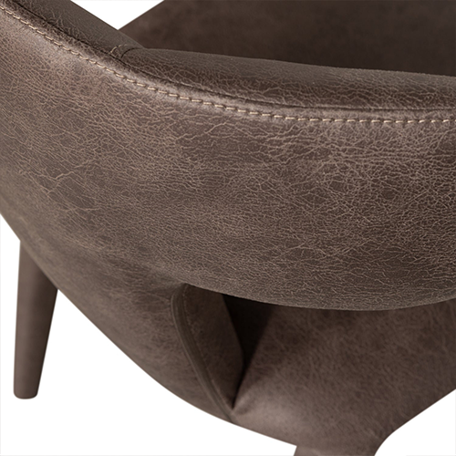 Ergonomicky tvarované sedadlo vás udrží pri stole dlhšie, než ste plánovali