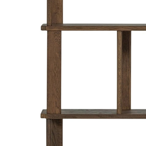 Teplý odtieň a prírodná textúra dreva dodávajú regálu sofistikovaný charakter